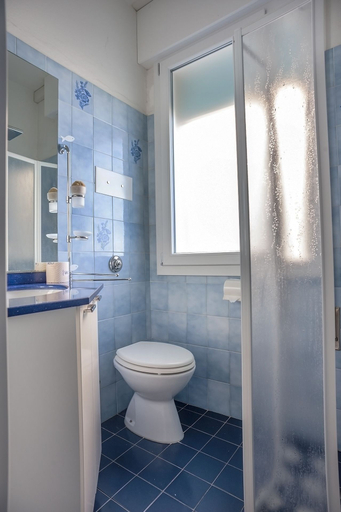 Bathroom 4, Helvezia, Venezia