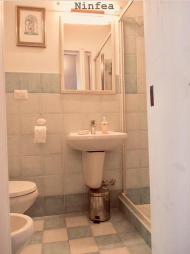 Bathroom 3, Masseria Chiusurella, Bari