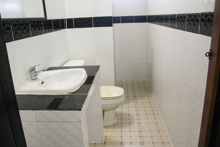 Bathroom 5, Tropical Breeze Guesthouse, Siem Reap