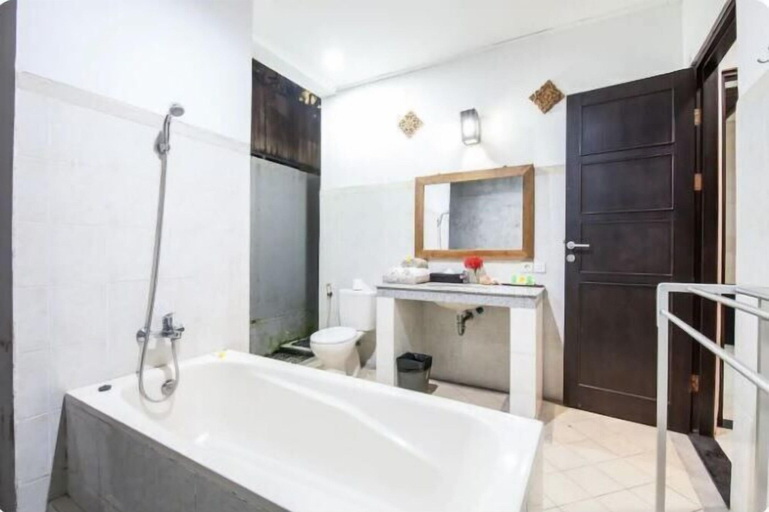 Bathroom 4, SMV . 7-BR · 7BR Pool Prime Area Walk to Beach N Shops Legian, Badung