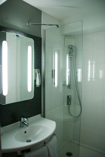 Bathroom, ibis Rambouillet, Yvelines