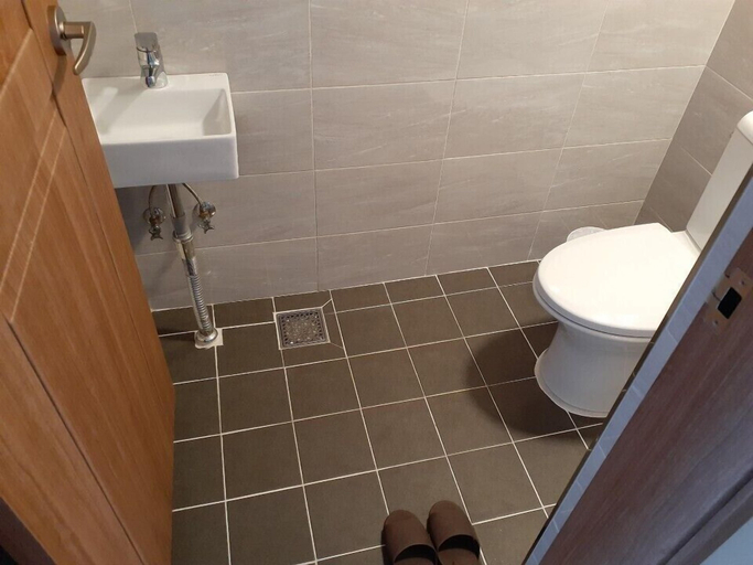 Bathroom 3, Tongyeong Bridge Hotel, Tongyeong