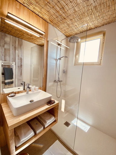 Bathroom 4, Ile de Lumiere, Charente-Maritime