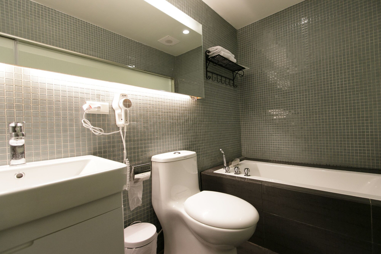 Bathroom 3, Young Motel, Taitung