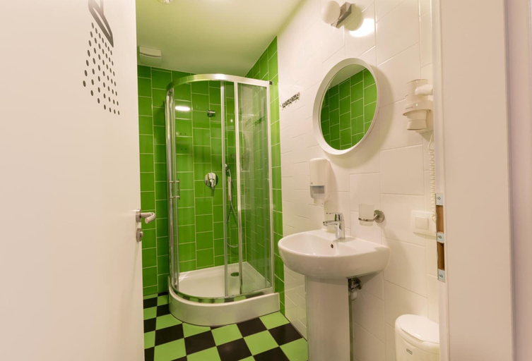 Bathroom 4, 세이프스테이 브라티슬라바(Safestay Bratislava Presidential Palace), Bratislava