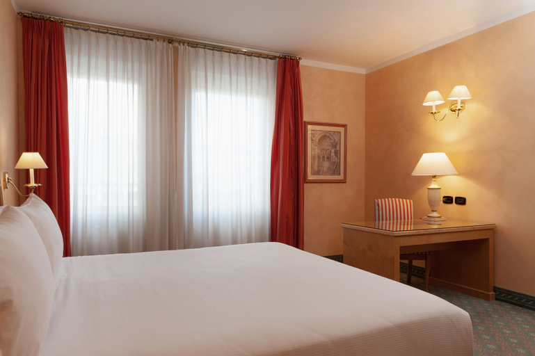 Bedroom 2, Agorà Palace Hotel, Biella
