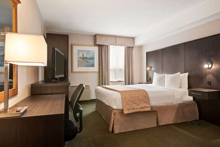 Bedroom 3, Days Inn & Conference Centre by Wyndham Renfrew, Renfrew