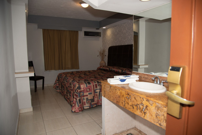 Bedroom 4, Impala Hotel in front of the ADO, Medellín
