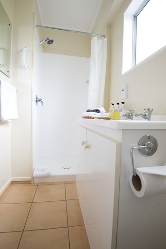 Bathroom 3, Kapiti Gateway Motel, Kapiti Coast