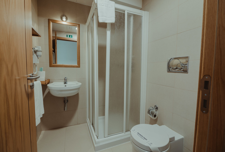 Bathroom 4, Albergaria Senhora do Espinheiro, Seia