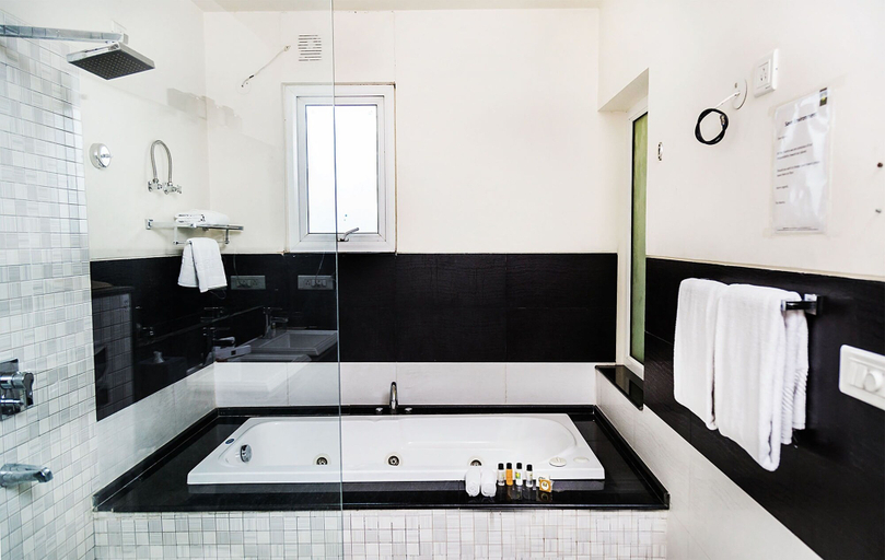 Bathroom 3, Mantra Amaltas, Delhi