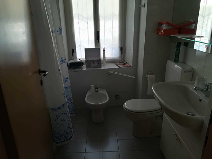 Bathroom 4, B&B Brunate Kangucavallo, Como