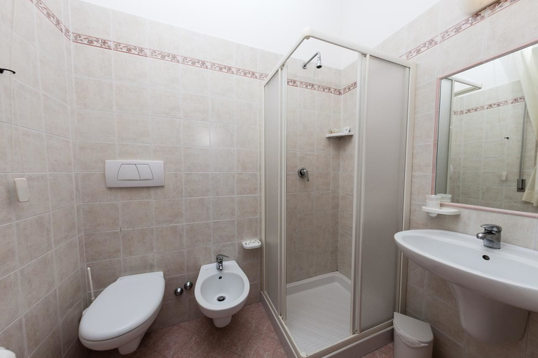 Bathroom 4, Hotel Sayonara, Ancona