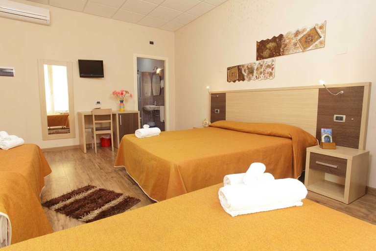 Bedroom 2, Albergo Maccotta, Trapani