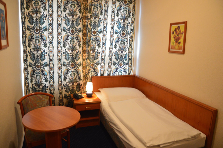 Bedroom 4, Hotel Mercedes Hamburg, Hamburg