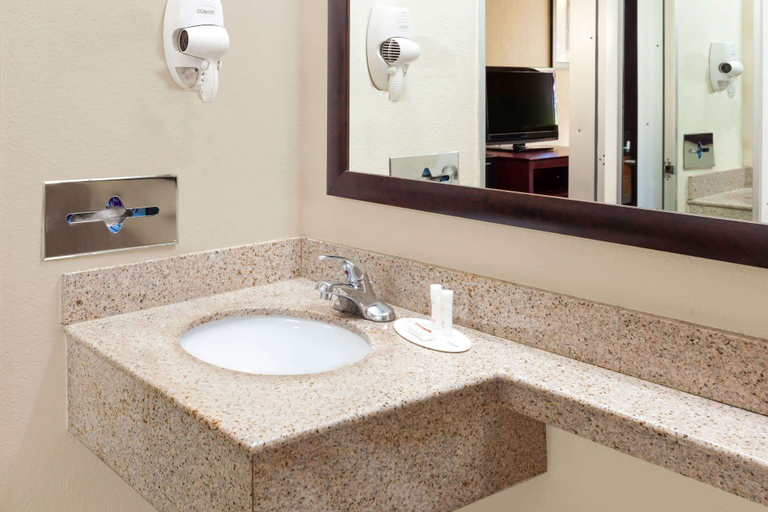 Bathroom 4, Howard Johnson by Wyndham Arlington Ballpark / Six Flags, Arlington