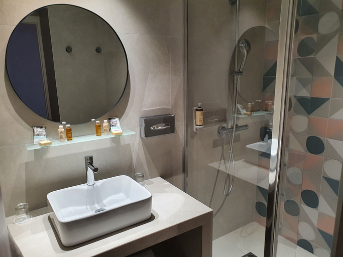 Bathroom 5, Mercure Villeneuve Loubet Plage, Alpes-Maritimes