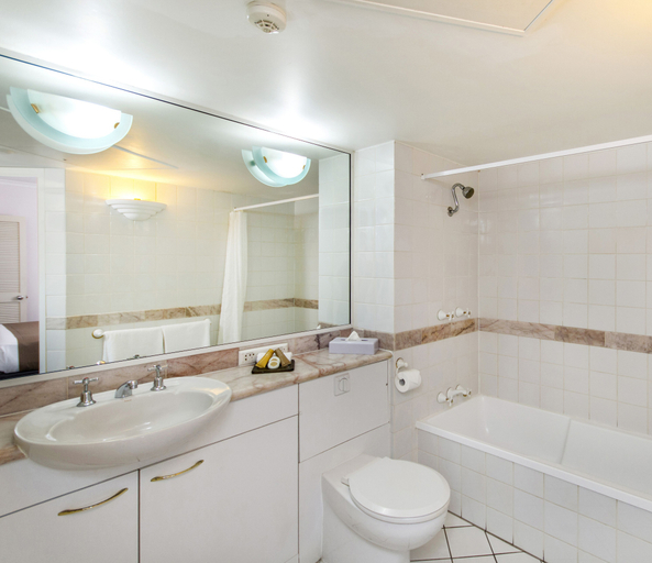Bathroom, Il Centro Apartment Hotel, Cairns