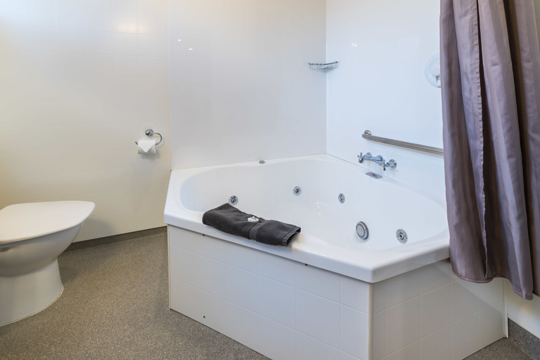 Bathroom 5, Lakeside Motel & Apartments, Southland