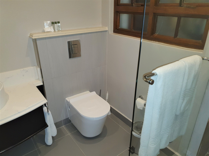 Bathroom 4, Premier Hotel Roodevalley, City of Tshwane