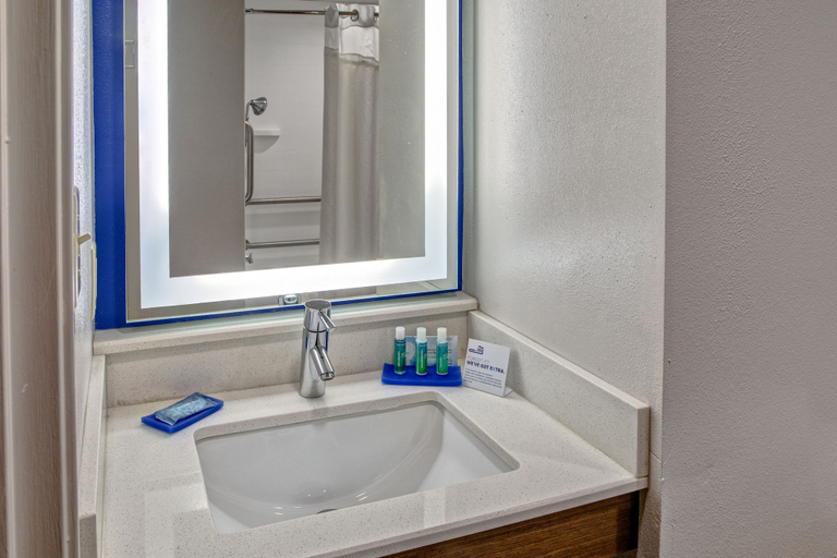 Bathroom 5, Holiday Inn Express & Suites CROSSVILLE by IHG, Cumberland