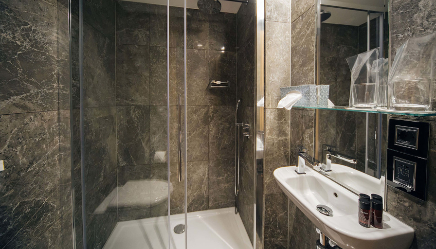 Bathroom 5, Maestral Resort & Casino