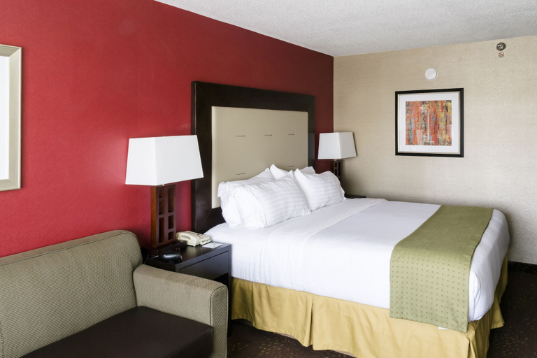 Bedroom 3, Holiday Inn Express BIG RAPIDS by IHG, Mecosta