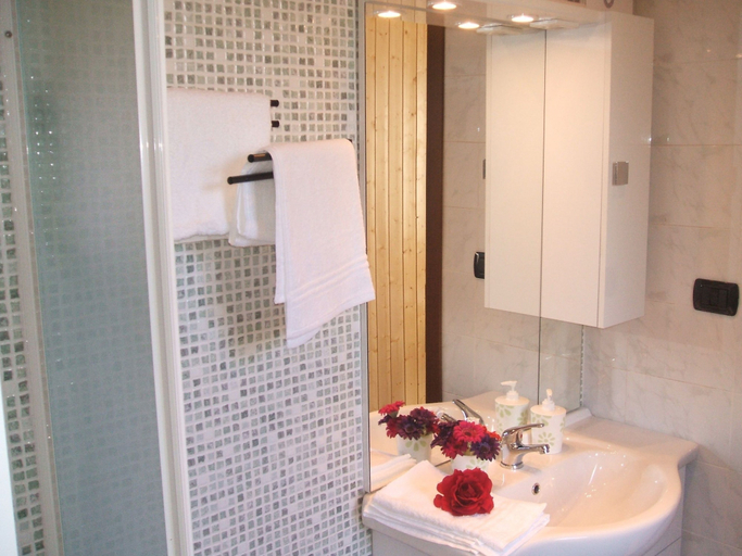 Bathroom 3, Residence Ciampino, Roma
