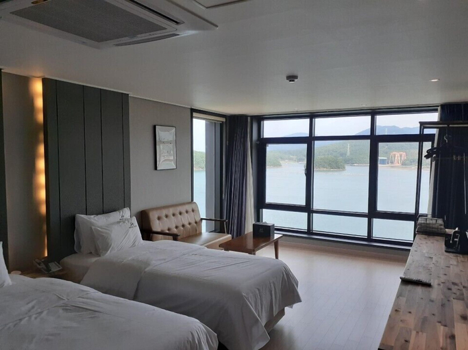 Bedroom 3, Tongyeong Bridge Hotel, Tongyeong
