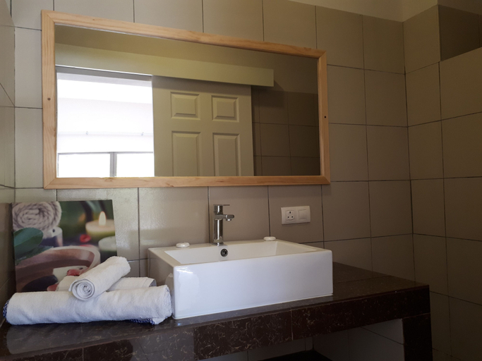 Bathroom 3, Riva Bella, Black River