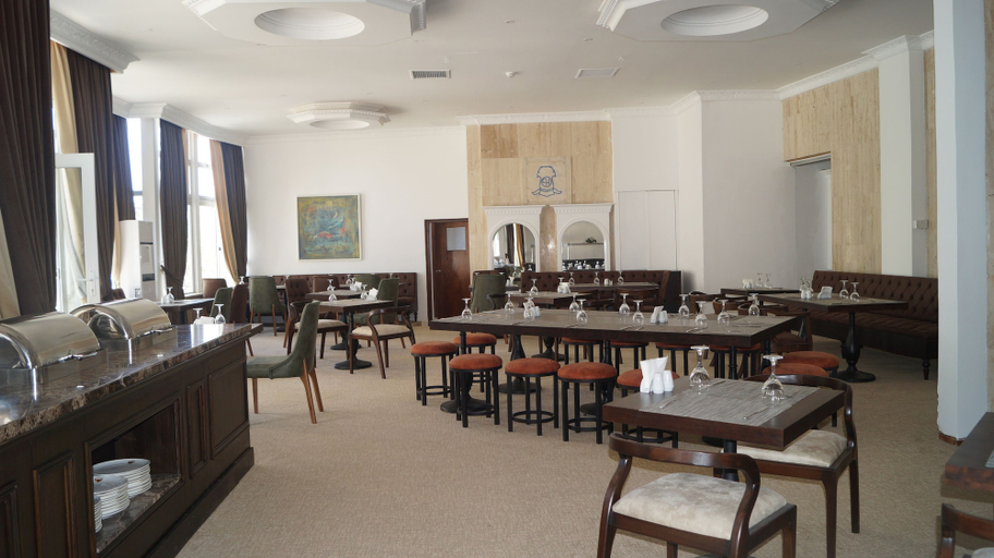 Food & Drinks, Celebrity Hotel