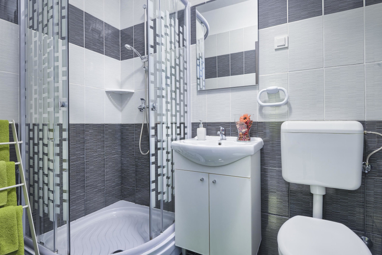 Bathroom 4, Top Center Rooms & Studio, Pula