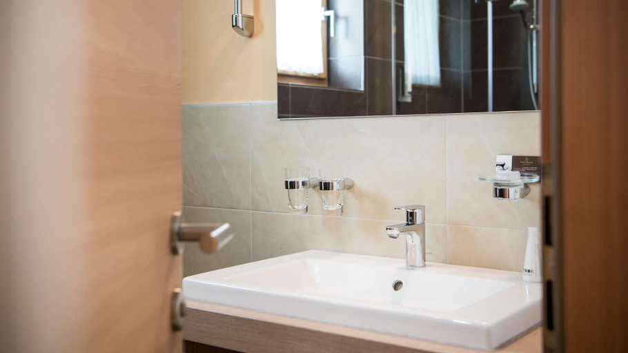 Bathroom 4, Alpine Hotel Ciasa Lara, Bolzano