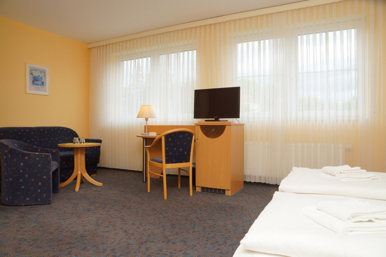 Bedroom 4, Warias Hotel & Restaurant, Saalekreis
