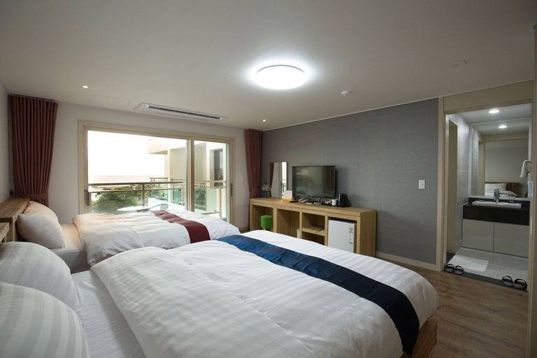 Bedroom 4, Cheonjiyeon Crystal Hotel, Seogwipo