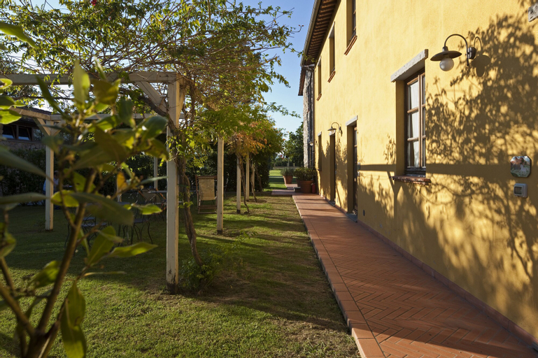 Exterior & Views 13