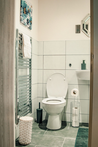 Bathroom 3, Bv Cosy Basement Apartment At Conditioning House, Bradford
