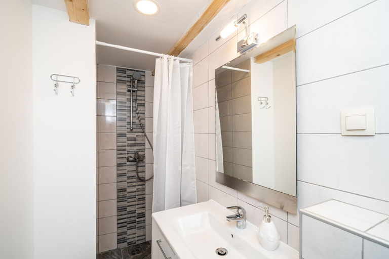Bathroom 4, Lavender Room, Dubrovnik