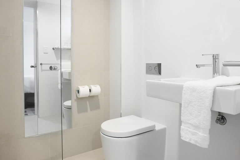 Bathroom 4, The Gem Hotel, Griffith