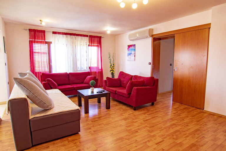 Others 5, Apartment 1984, Barban