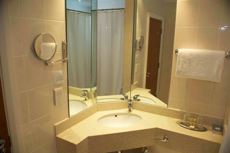 Bathroom 5, Mercure Sheffield Kenwood Hall & Spa, Sheffield