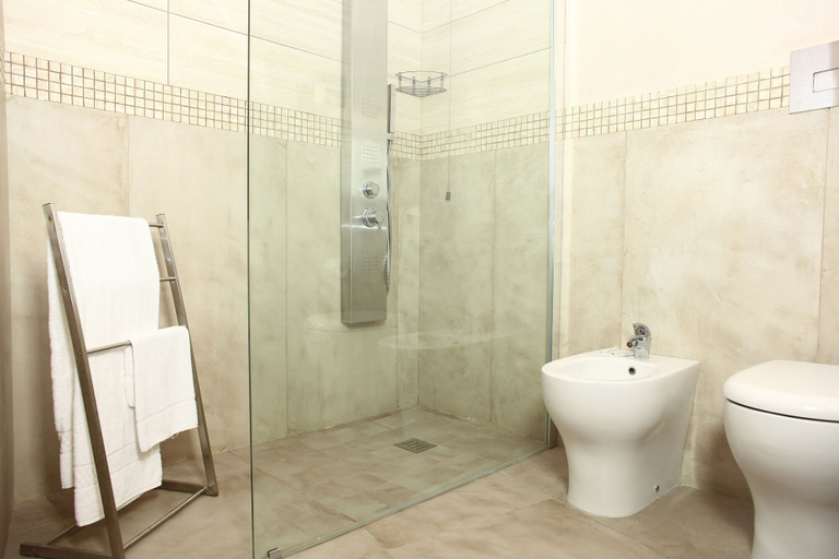 Bathroom 5, Albergo Maccotta, Trapani
