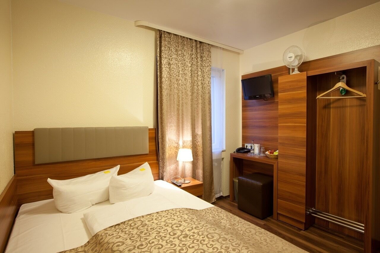 Bedroom 4, Hotel Frankfurt Messe, Frankfurt am Main