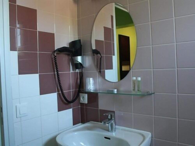 Bathroom, Hôtel Restaurant La Bonne Etape, Indre-et-Loire