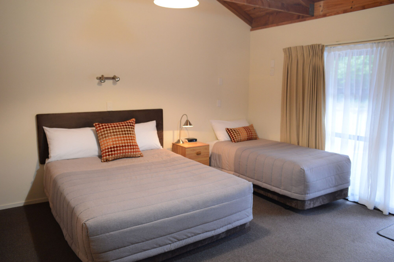 Bedroom 3, The Hobbit Motorlodge, Ruapehu