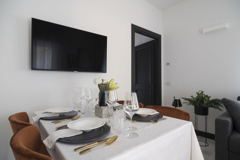 Others 5, A World Aparts - 12 Viviani, Verona