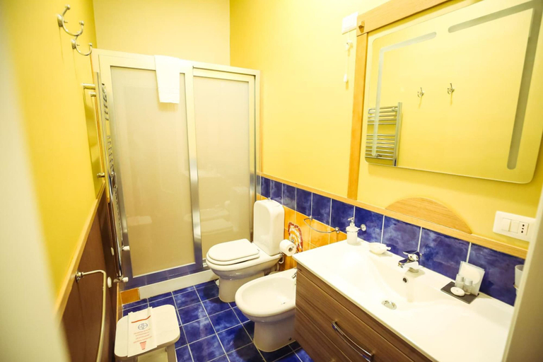 Bathroom 5, Hotel Napoli Mia, Napoli