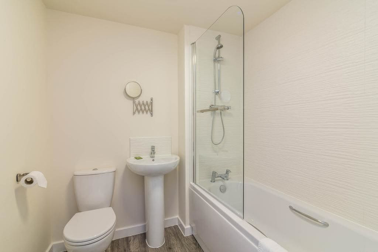 Bathroom 4, Blackstone Walk, Nottingham