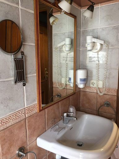 Bathroom 4, Es de Don Joan, Lleida