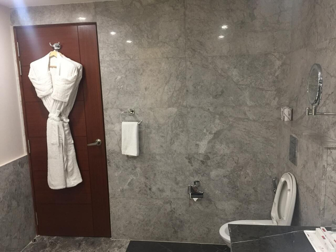 Bathroom 5, Hotel LA, Delhi